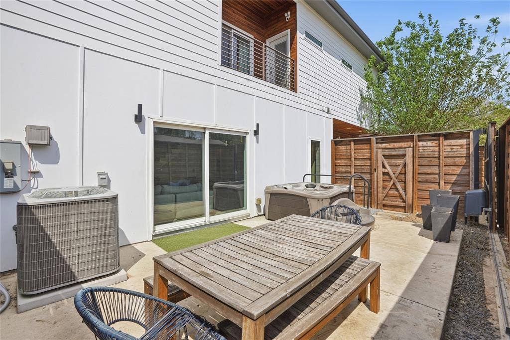 180 S Cisco Street, Dallas, TX 75246 No maintenance patio with turfed area
