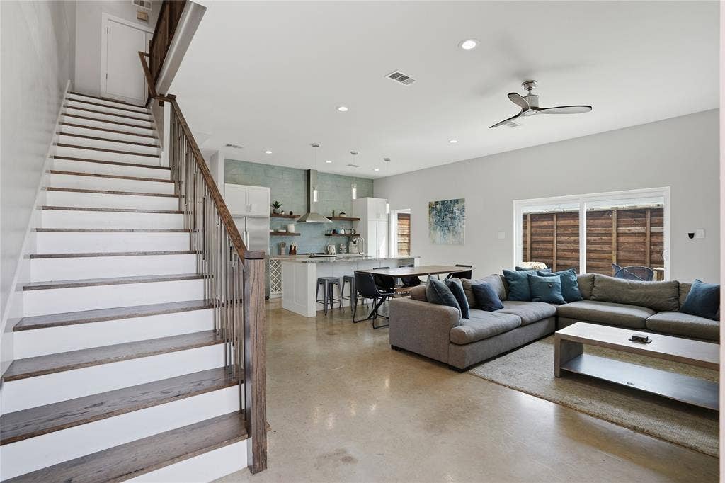 180 S Cisco Street, Dallas, TX 75246 Entry showcasing the large open living room and kitchen