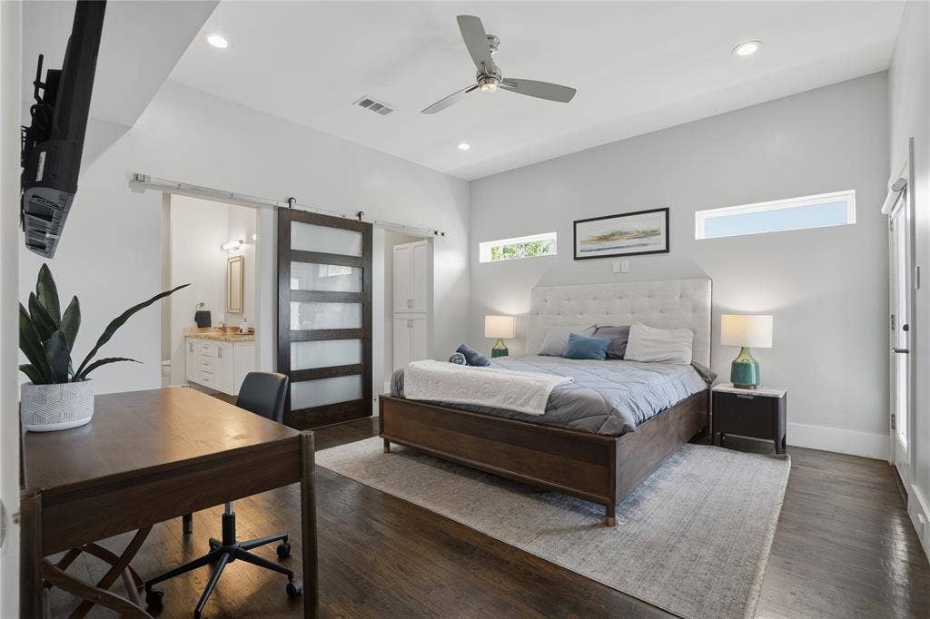 180 S Cisco Street, Dallas, TX 75246 Primary bedroom