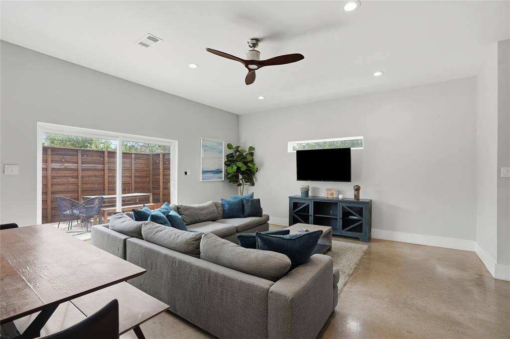 180 S Cisco Street, Dallas, TX 75246 Living room also offers direct access to patio