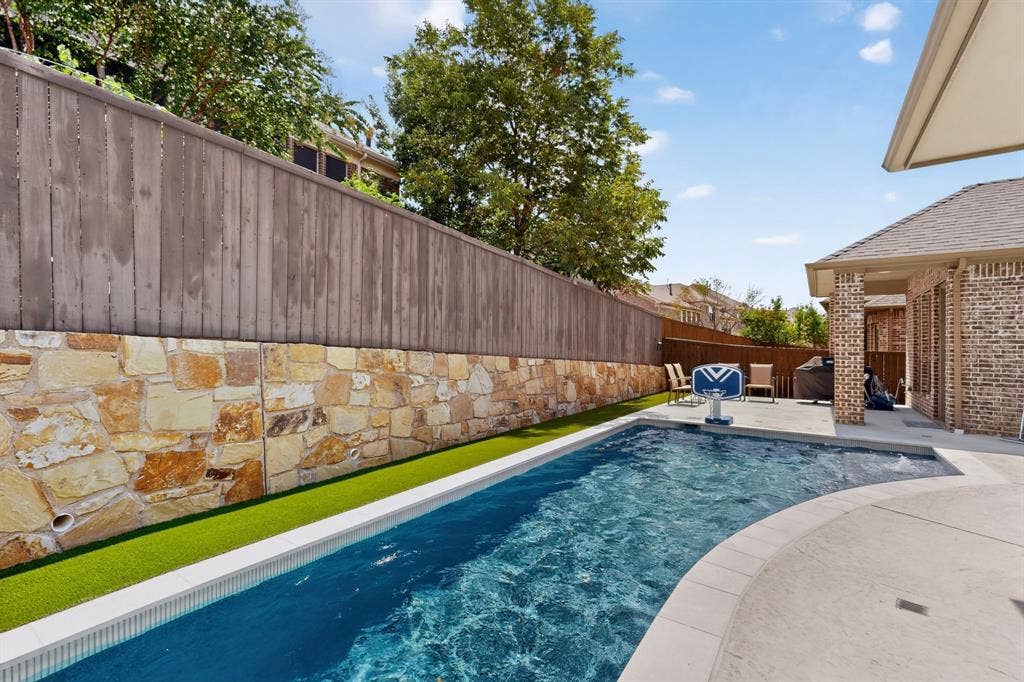 1494 Willingham Drive, Allen, TX 75013 Outdoor swimming pool with integrated spa and surrounding concrete decking