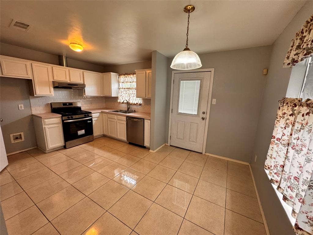 4470 Falls Drive, Dallas, TX 75211 4470 Falls Drive, Dallas, TX 75211