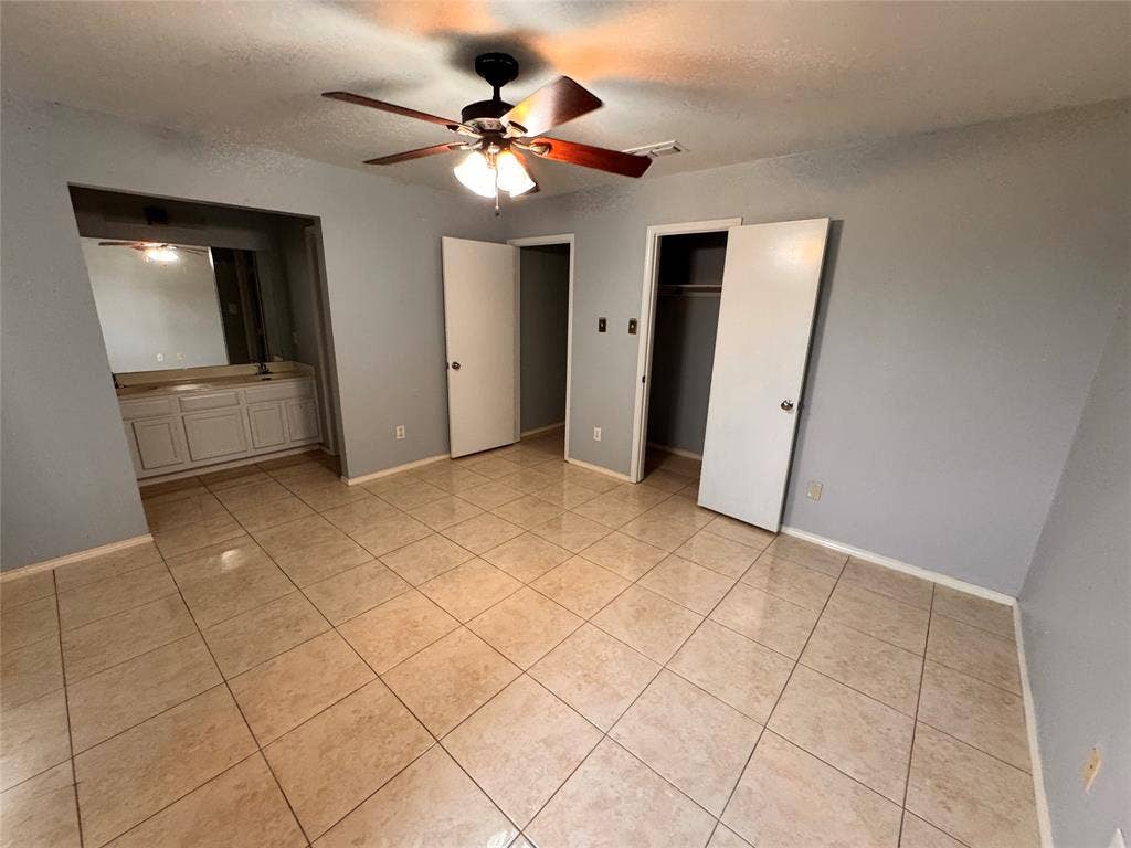4470 Falls Drive, Dallas, TX 75211 4470 Falls Drive, Dallas, TX 75211