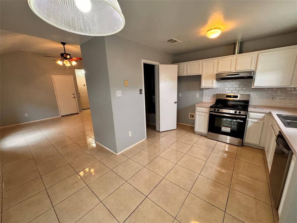 4470 Falls Drive, Dallas, TX 75211 4470 Falls Drive, Dallas, TX 75211