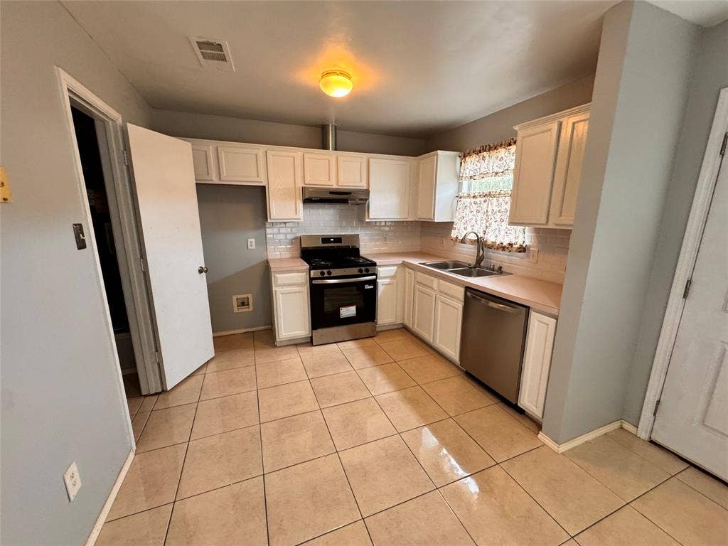 4470 Falls Drive, Dallas, TX 75211 4470 Falls Drive, Dallas, TX 75211