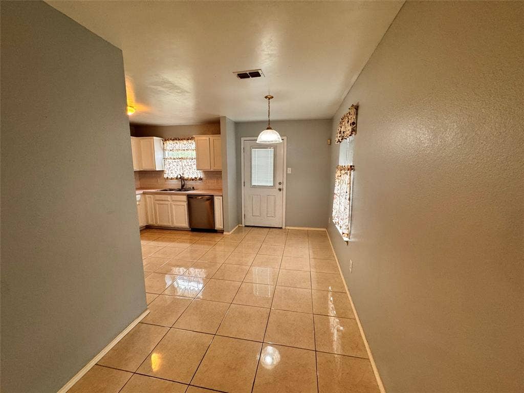 4470 Falls Drive, Dallas, TX 75211 4470 Falls Drive, Dallas, TX 75211