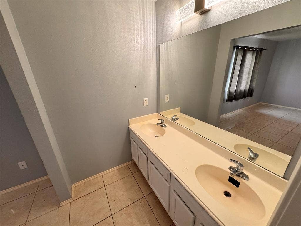 4470 Falls Drive, Dallas, TX 75211 4470 Falls Drive, Dallas, TX 75211