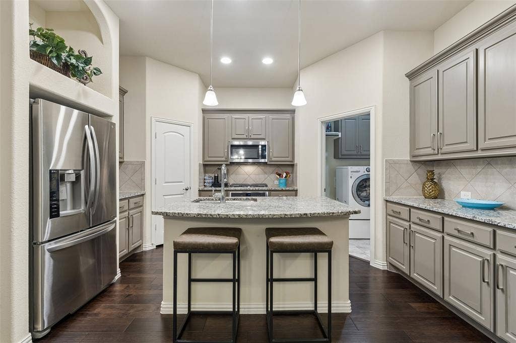 8209 Main Street, North Richland Hills, TX 76182