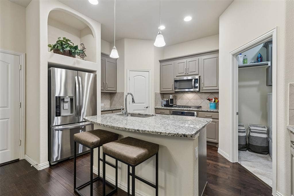 8209 Main Street, North Richland Hills, TX 76182