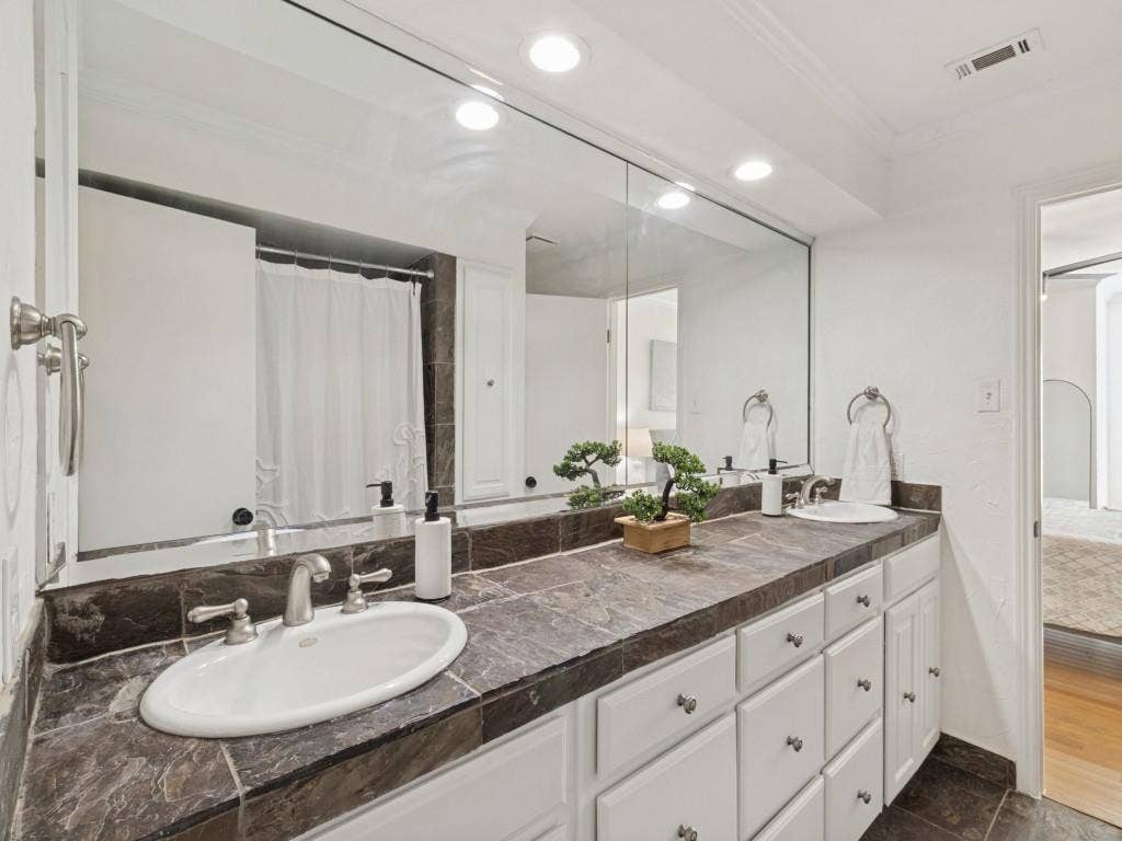 3722 Wooded Creek Drive, Farmers Branch, TX 75244