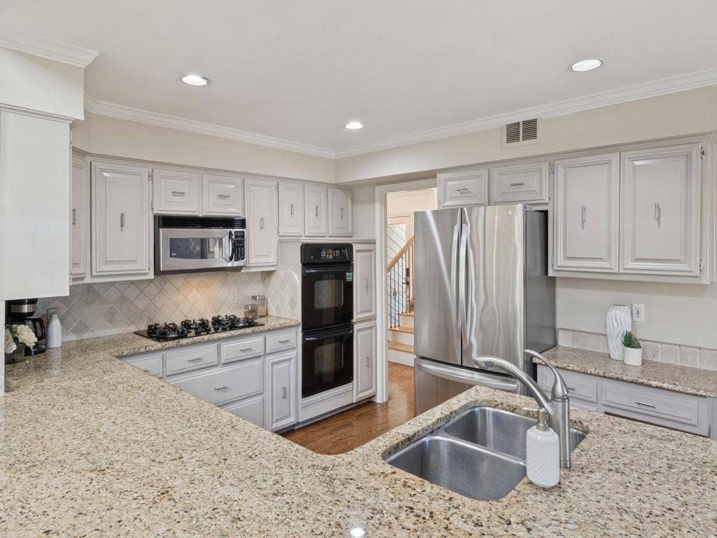 3722 Wooded Creek Drive, Farmers Branch, TX 75244