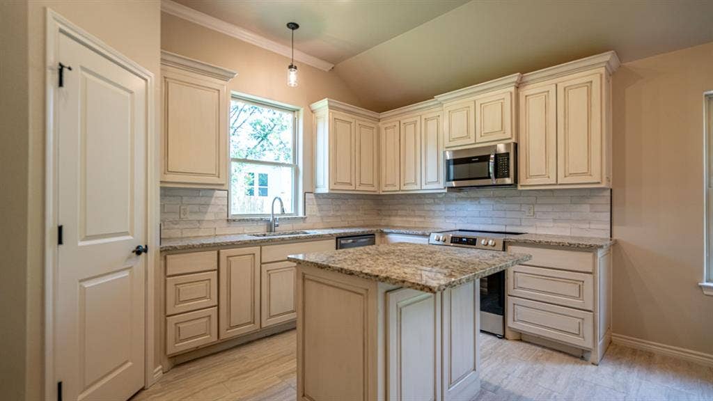 2714 Austin Drive, Granbury, TX 76048 2714 Austin Drive, Granbury, TX 76048