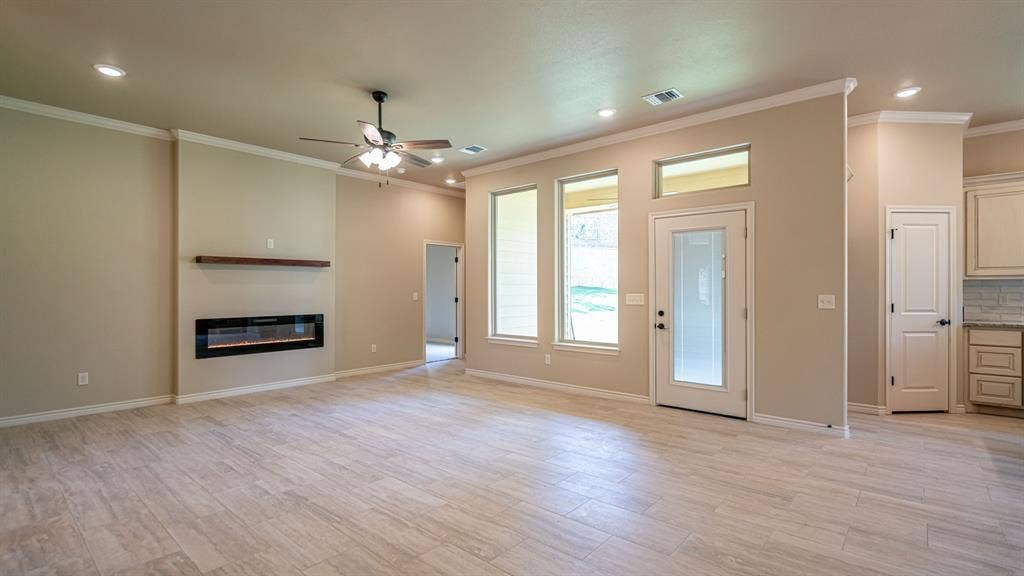 2714 Austin Drive, Granbury, TX 76048 Living room with electric