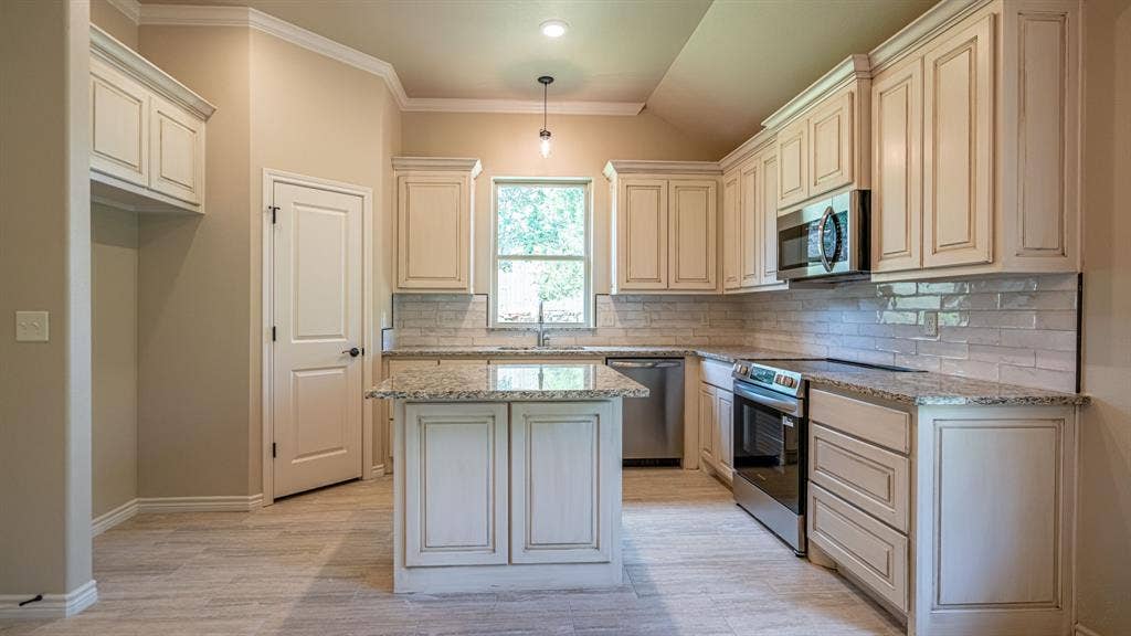 2714 Austin Drive, Granbury, TX 76048 2714 Austin Drive, Granbury, TX 76048