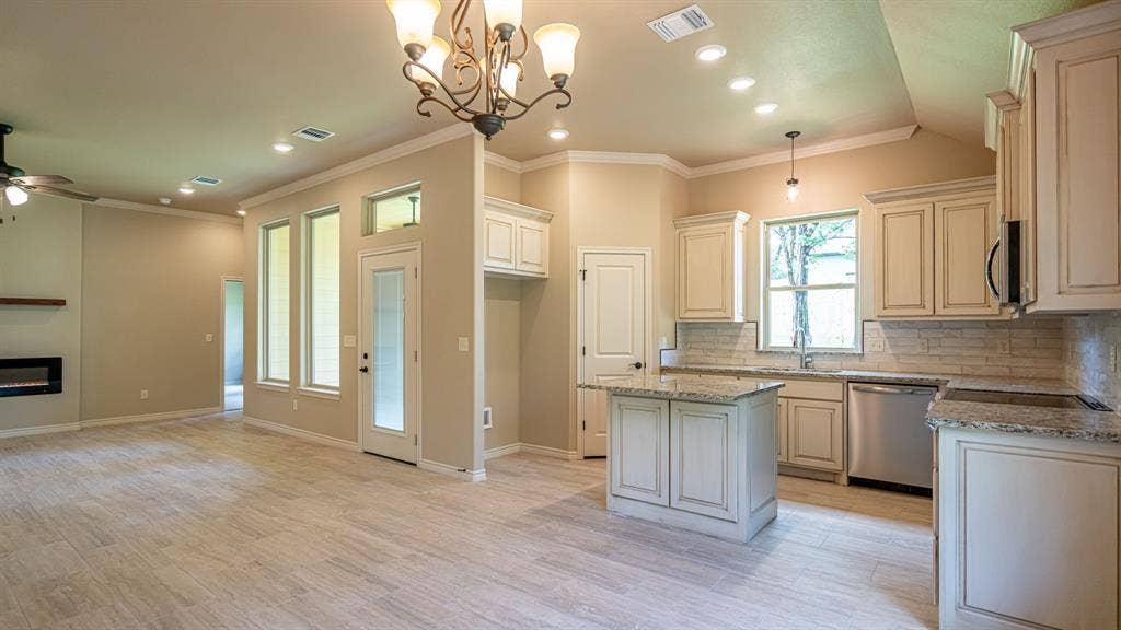 2714 Austin Drive, Granbury, TX 76048 2714 Austin Drive, Granbury, TX 76048