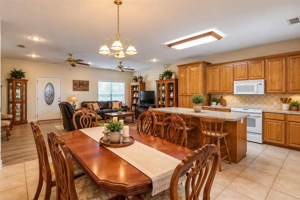2313 Potosi Road, Abilene, TX 79602 AI decluttered living room/kitchen,dinning room.