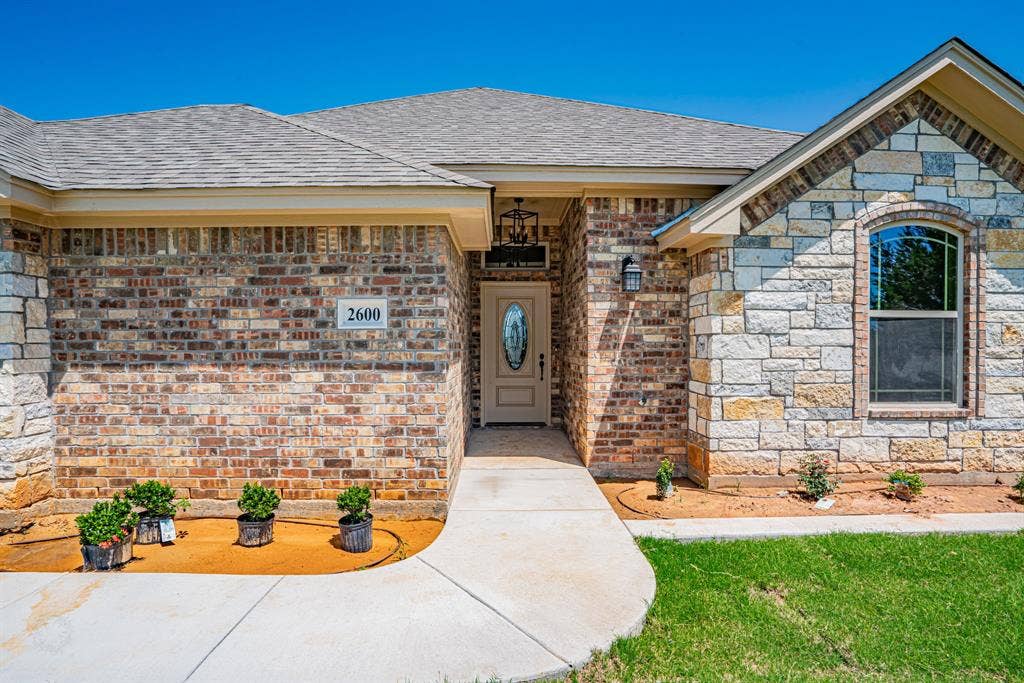 2600 Creek Drive, Granbury, TX 76048 Walkway to front door