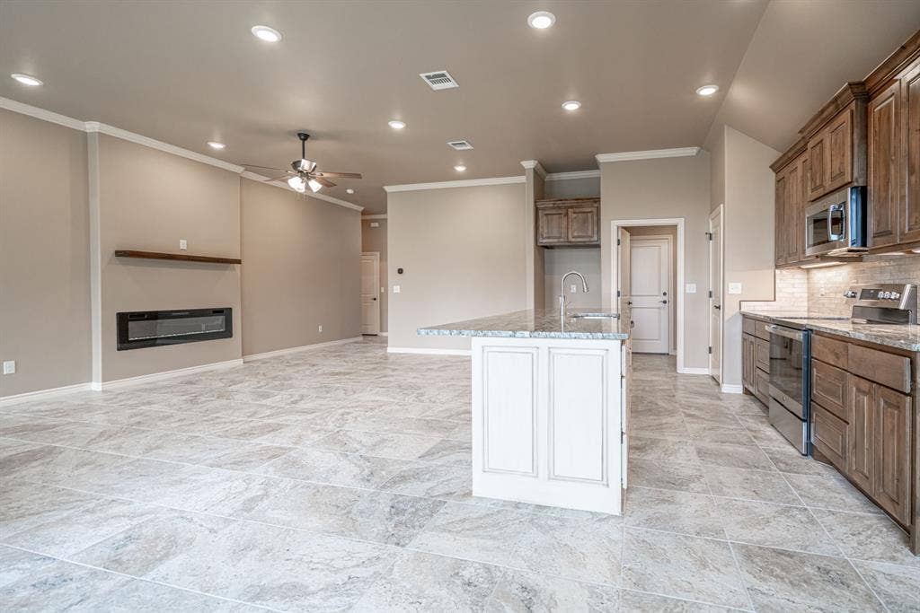 2600 Creek Drive, Granbury, TX 76048 Open kitchen with island