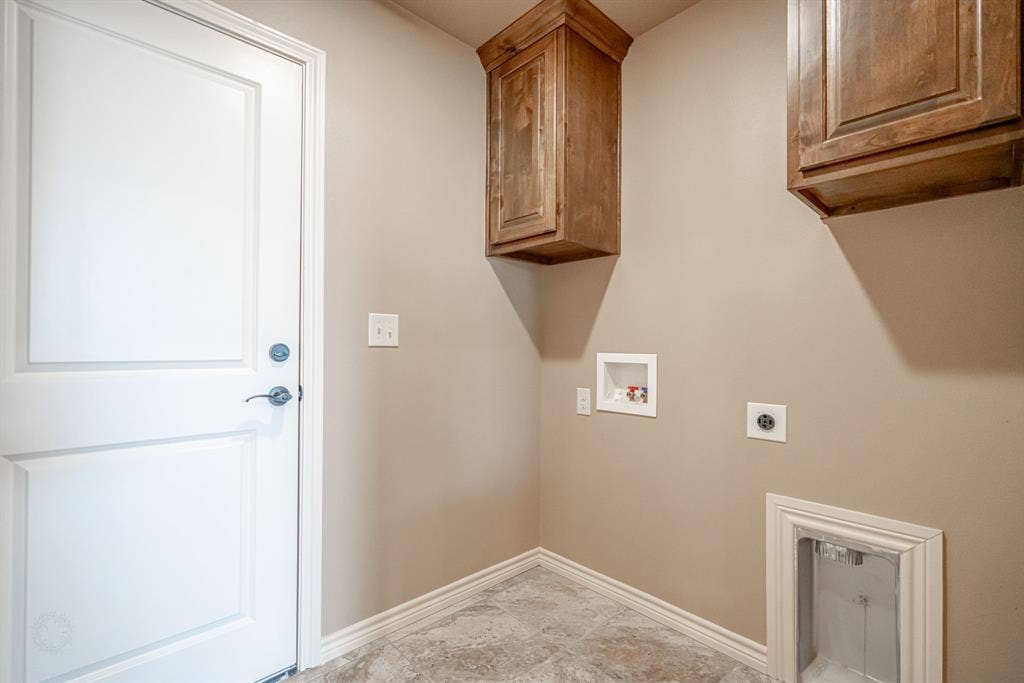 2600 Creek Drive, Granbury, TX 76048 Full sized laundry room off garage