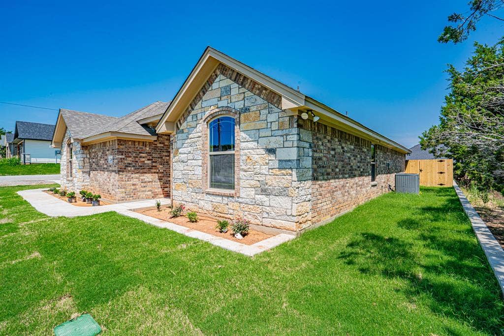 2600 Creek Drive, Granbury, TX 76048 Side view of the home