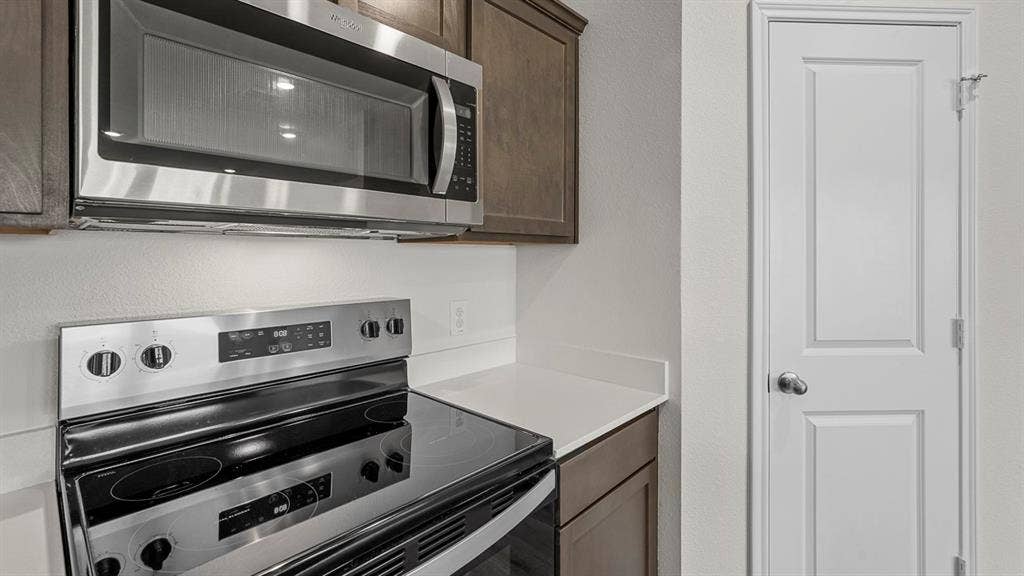 809 Brook Lane, Josephine, TX 75135 Stainless steel microwave and range