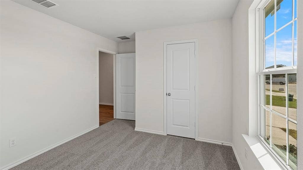 809 Brook Lane, Josephine, TX 75135 Neutral wall color with gray carpeting