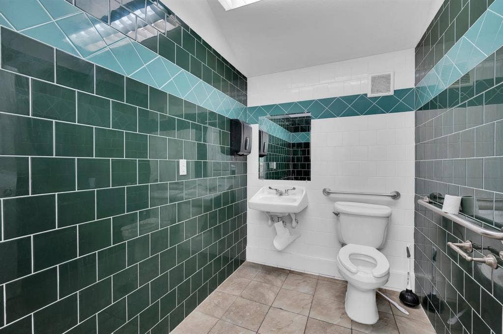 214 W Belt Line Road, #C, Cedar Hill, TX 75104 Wall-mounted sink with chrome fixtures