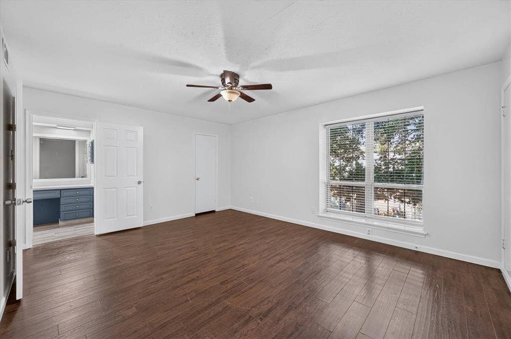 5043 Les Chateaux Drive, #214, Dallas, TX 75235 Bedroom
