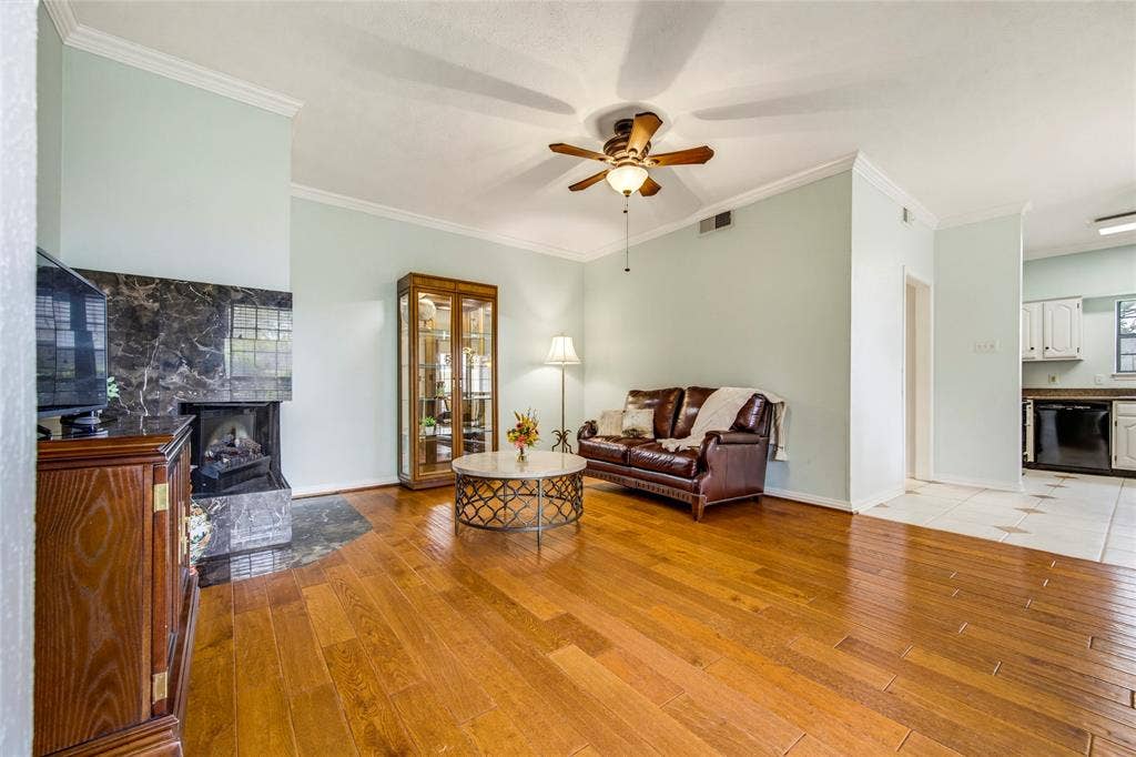 Great sized living room....