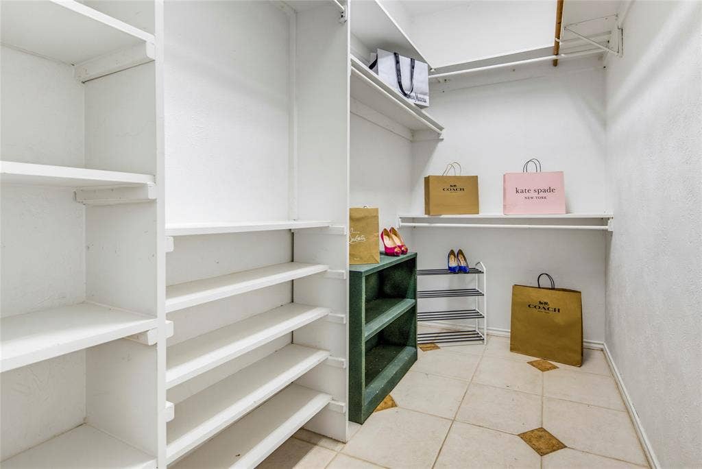Nice walk in closet.....
