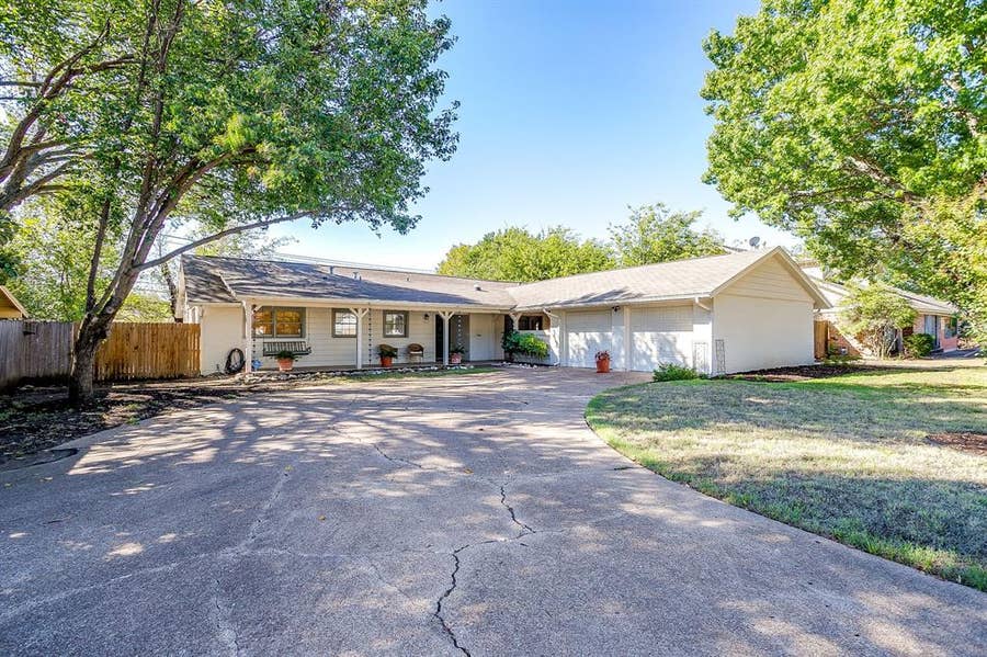 Property photo for 4621 Fawn Drive, Fort Worth, TX