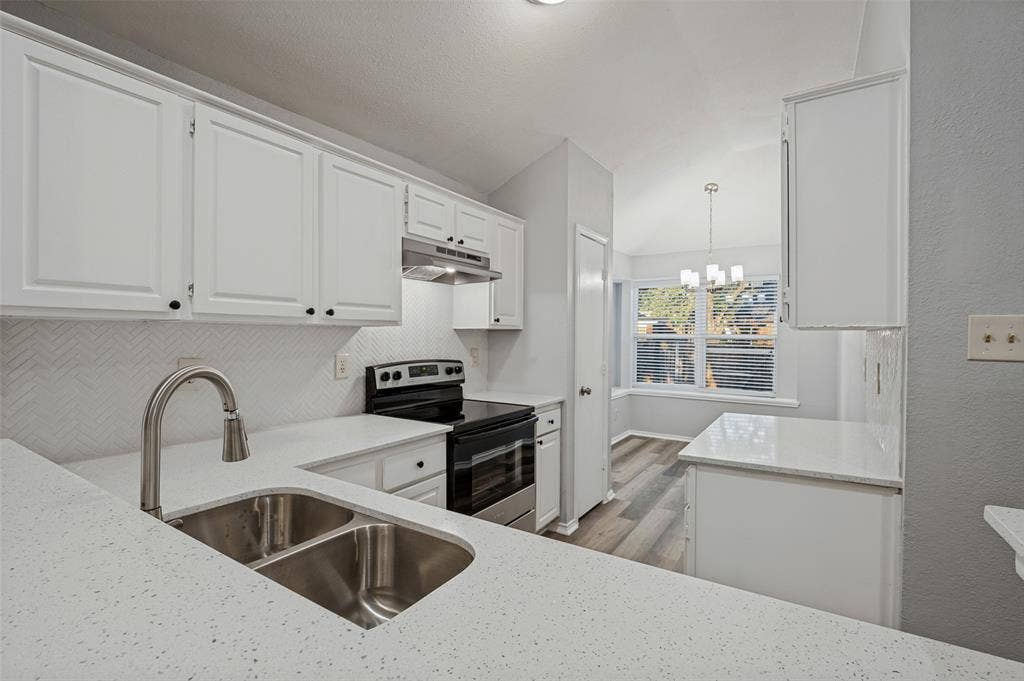 3174 Cross Creek Circle, Grand Prairie, TX 75052 Kitchen