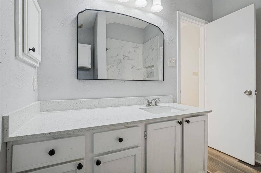 3174 Cross Creek Circle, Grand Prairie, TX 75052 Secondary bathroom
