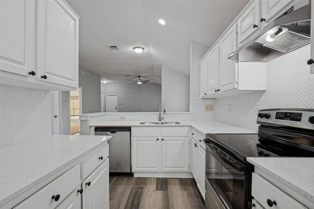 3174 Cross Creek Circle, Grand Prairie, TX 75052 Kitchen