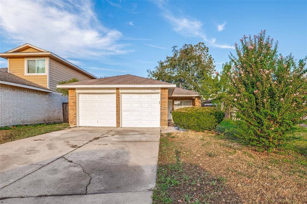 3174 Cross Creek Circle, Grand Prairie, TX 75052 Front view