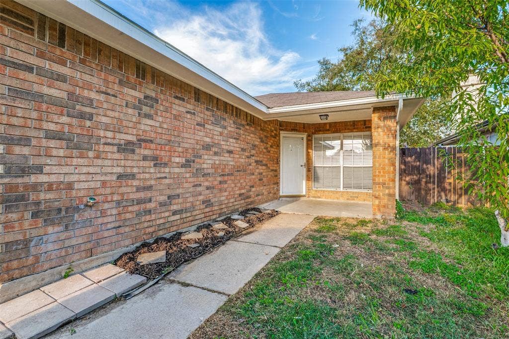 3174 Cross Creek Circle, Grand Prairie, TX 75052 Entry