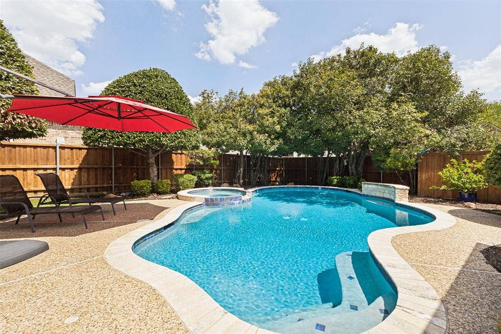 1227 Comanche Drive, Allen, TX 75013 Swimming pool with integrated spa