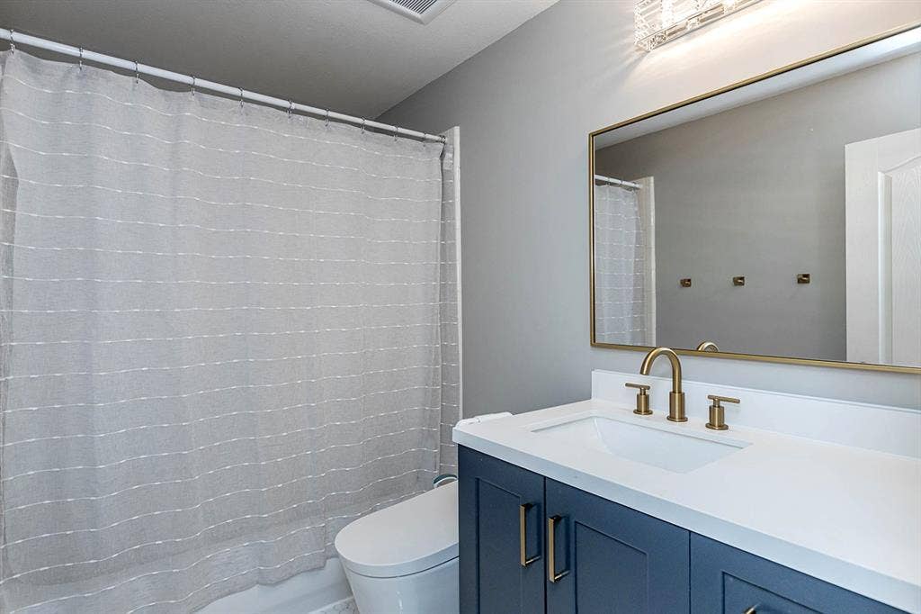 1508 Sunrise Drive, McKinney, TX 75071 2nd full upstairs bathroom