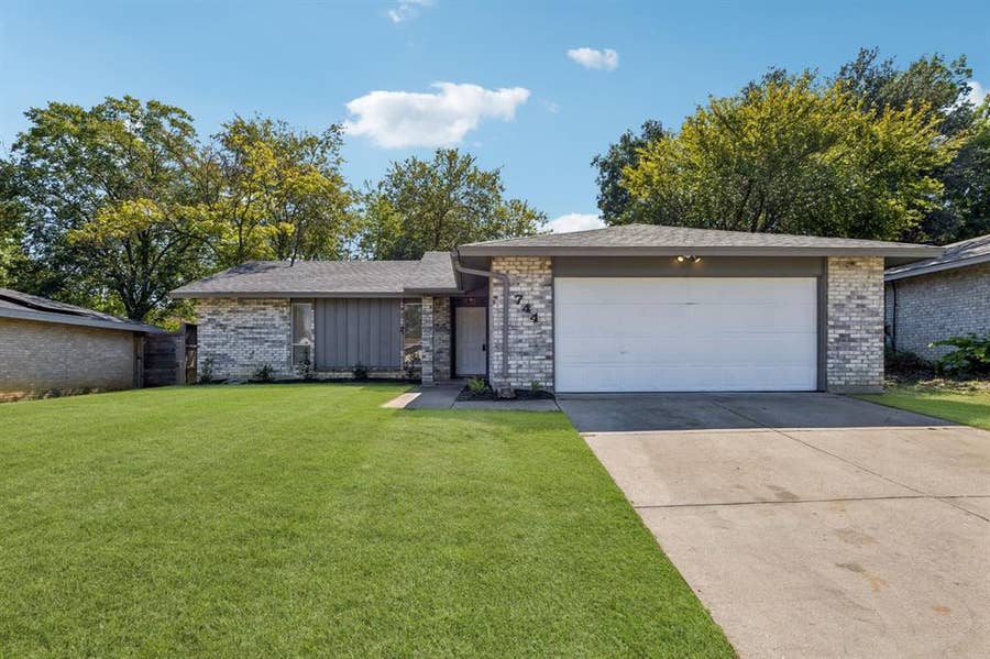 Property photo for 744 Salsbury Circle, Arlington, TX