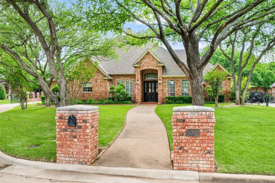 Property photo for 5302 Maple Lane, Colleyville, TX