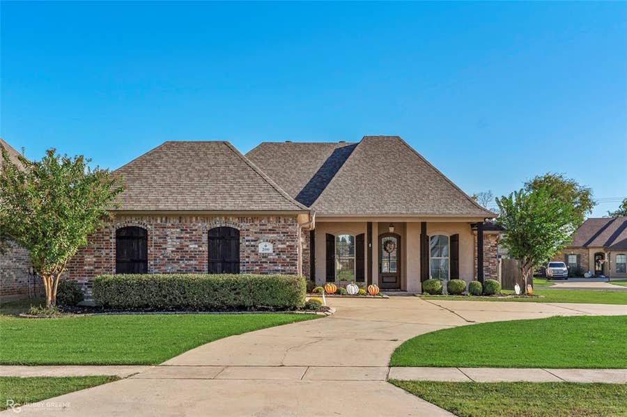 Property photo for 200 Roanoke Circle, Benton, LA