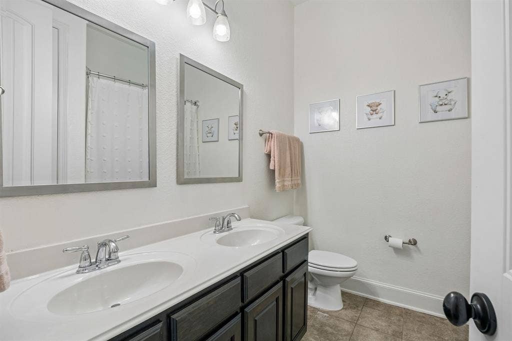 2403 Laguna Lane, Arlington, TX 76012 Full bathroom with a large vanity and 2 sinks