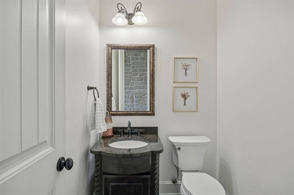 2403 Laguna Lane, Arlington, TX 76012 Half bathroom for guests