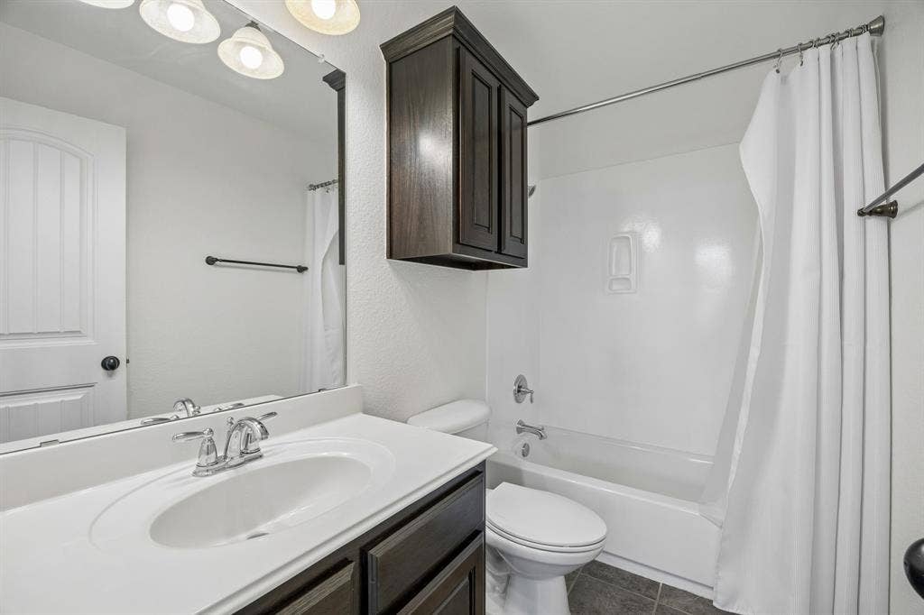 2403 Laguna Lane, Arlington, TX 76012 Full bathroom upstairs with a tub-shower combo