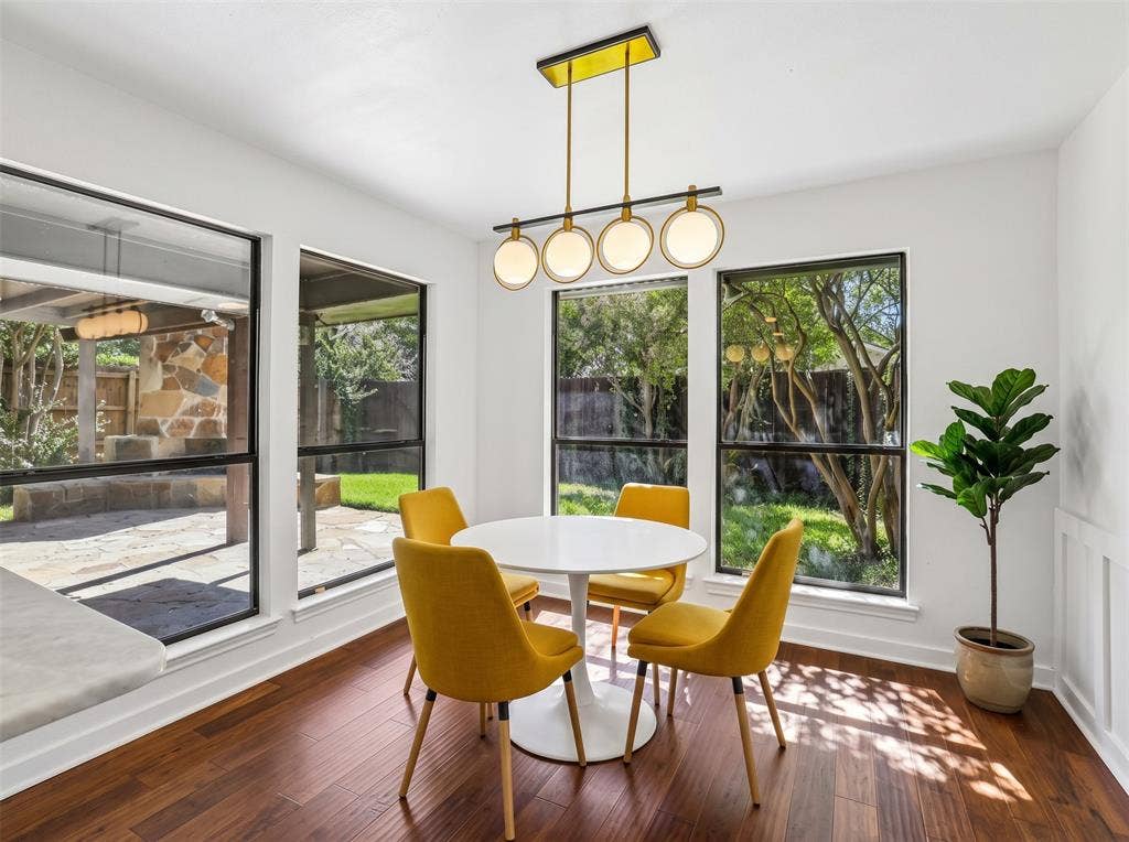 6234 La Cosa Drive, Dallas, TX 75248 Virtually Staged Breakfast Nook