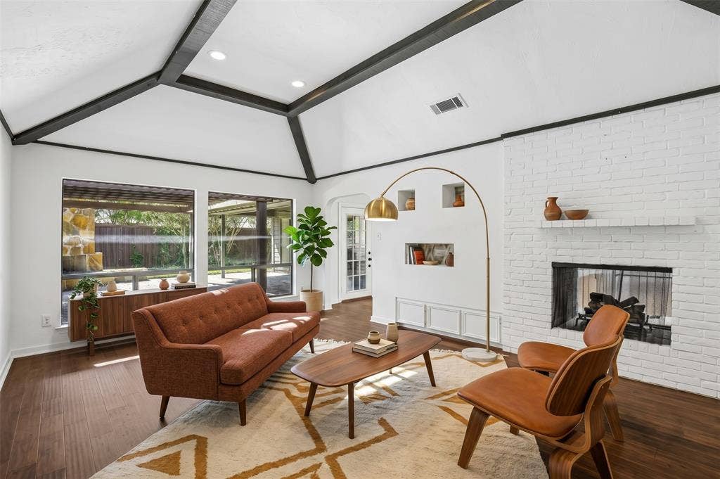 6234 La Cosa Drive, Dallas, TX 75248 Virtually Staged Secondary Living Area