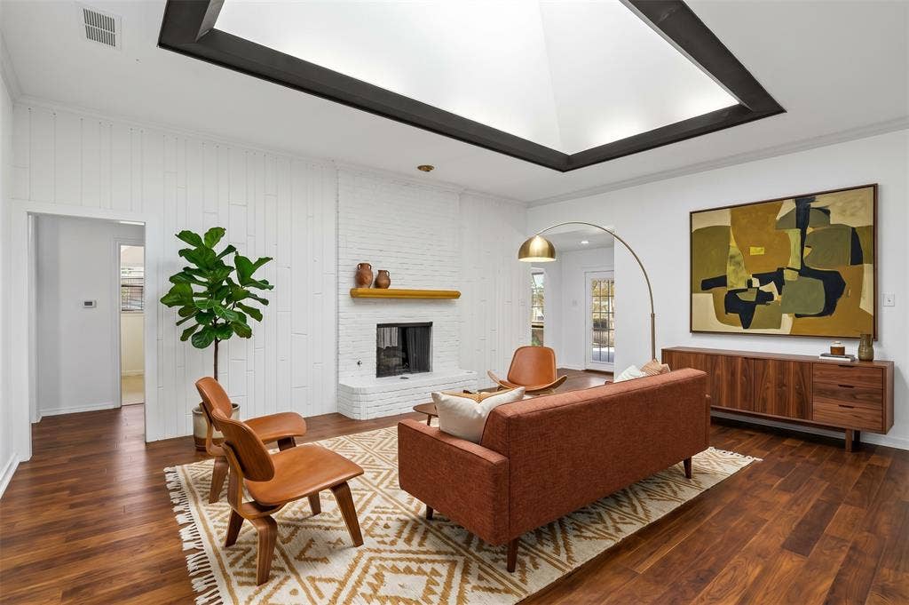6234 La Cosa Drive, Dallas, TX 75248 Virtually Staged Living Room