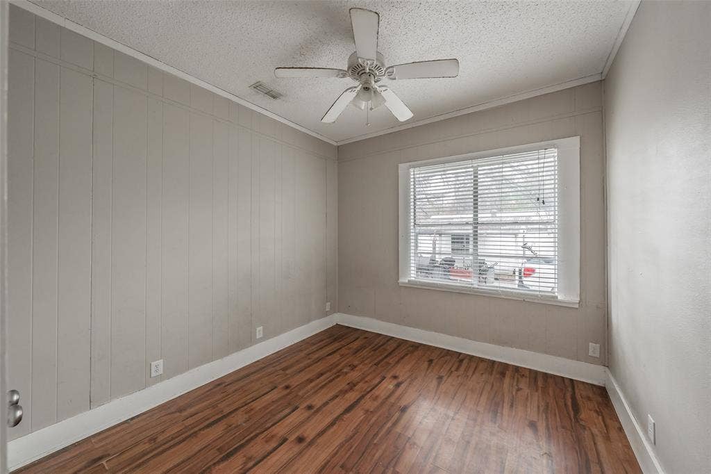 212 N Ruddell Street, Denton, TX 76205 Wood-finish flooring, ceiling fan, and window with blinds