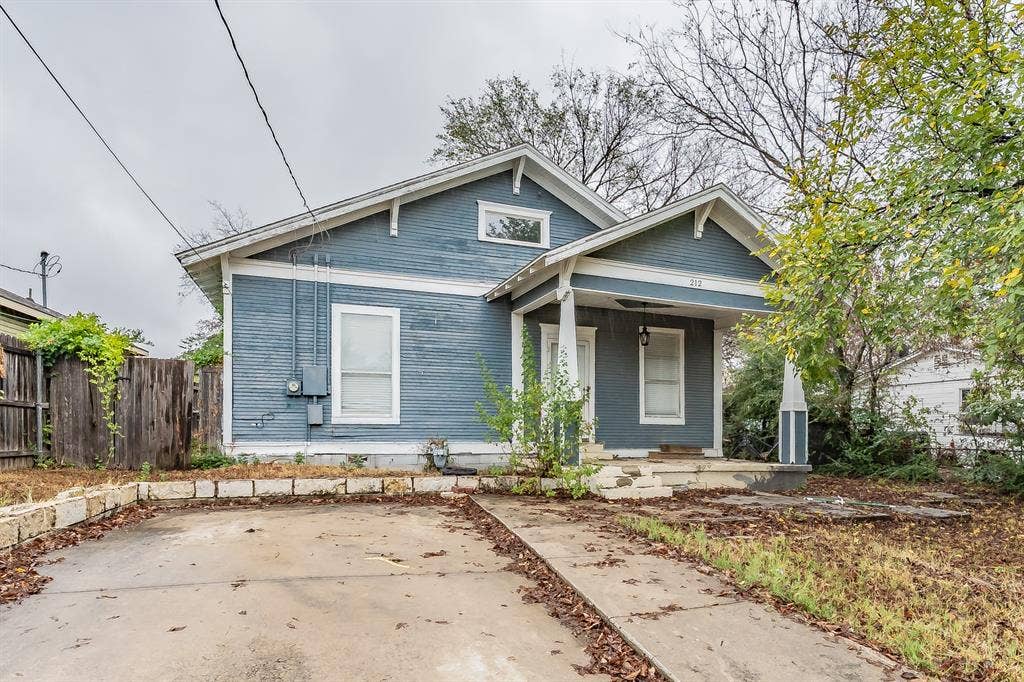 212 N Ruddell Street, Denton, TX 76205 Gable roofline, covered front porch, exterior siding, concrete driveway, and front entry stairs