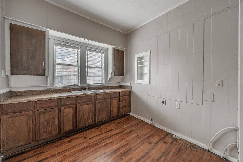 212 N Ruddell Street, Denton, TX 76205 Wood-finish flooring, extensive lower cabinetry, built-in dual sink, and a built-in wall shelf